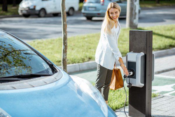 Ekspozycja-na-pole-elektromagnetyczne-w-samochodach-elektromagnetyczne