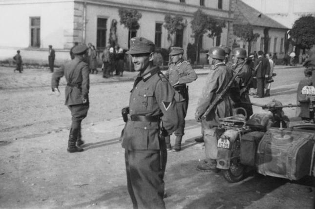 Sambor_Kresy_September_1939_German__Russian_soldiers_stroll