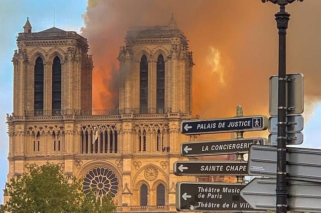 Notre_Dame_on_fire_15042019-1_cropped