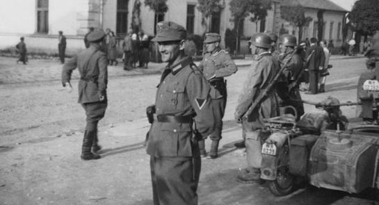 Sambor_Kresy_September_1939_German__Russian_soldiers_stroll