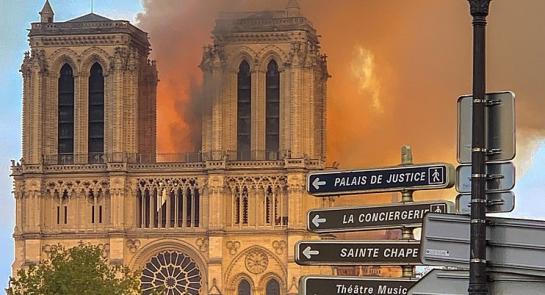 Notre_Dame_on_fire_15042019-1_cropped